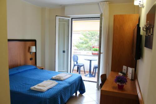 Hotel Mare Azzurro Terracina Bagian luar foto