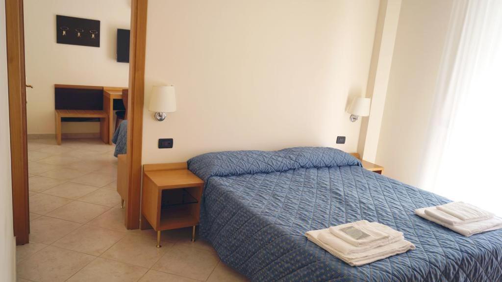 Hotel Mare Azzurro Terracina Bagian luar foto