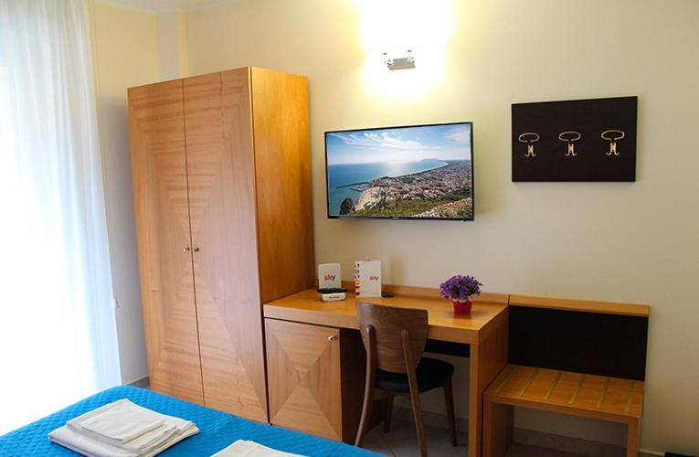 Hotel Mare Azzurro Terracina Bagian luar foto