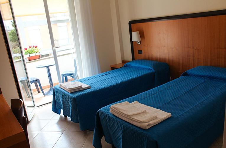 Hotel Mare Azzurro Terracina Bagian luar foto
