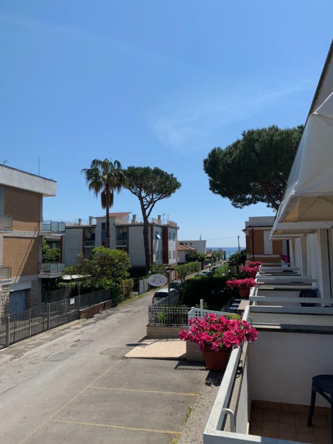 Hotel Mare Azzurro Terracina Bagian luar foto