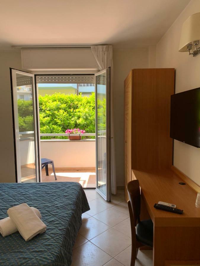 Hotel Mare Azzurro Terracina Bagian luar foto