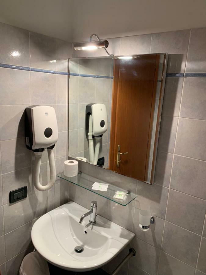 Hotel Mare Azzurro Terracina Bagian luar foto