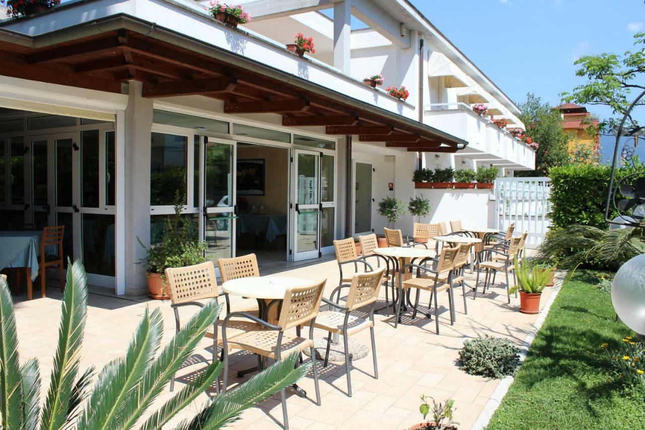 Hotel Mare Azzurro Terracina Bagian luar foto