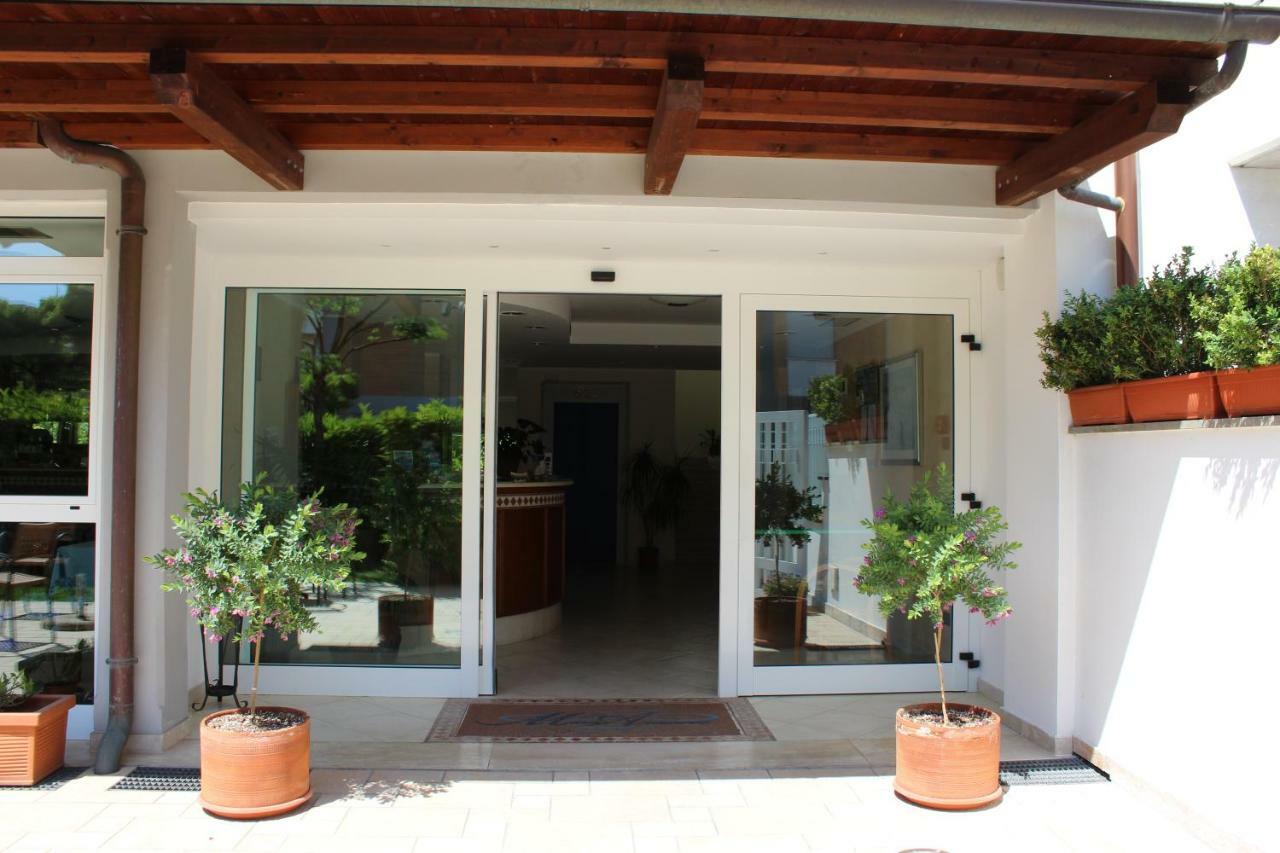 Hotel Mare Azzurro Terracina Bagian luar foto