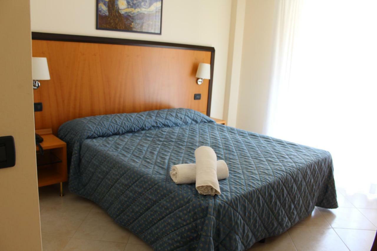 Hotel Mare Azzurro Terracina Bagian luar foto