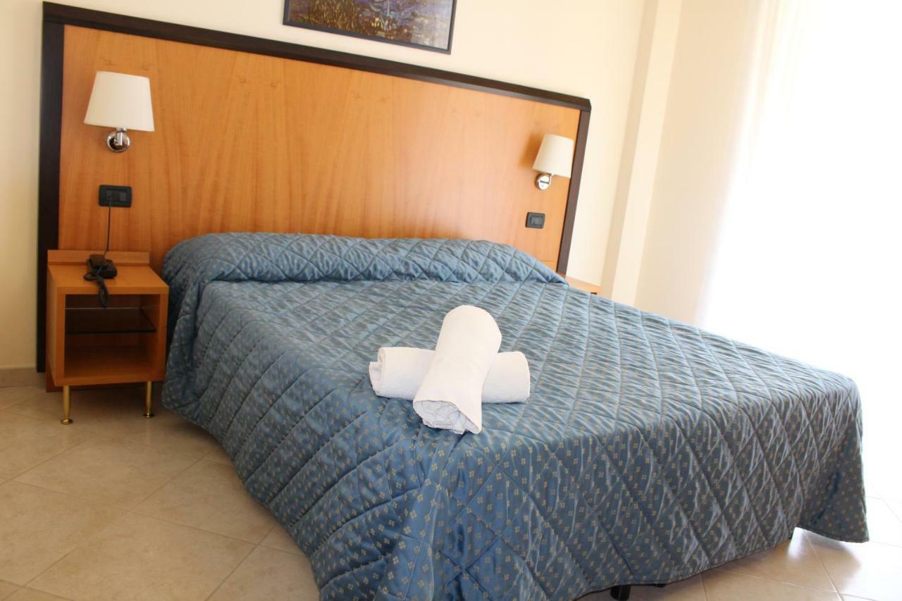 Hotel Mare Azzurro Terracina Bagian luar foto