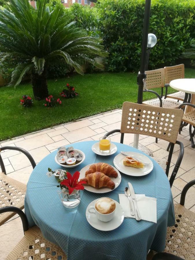 Hotel Mare Azzurro Terracina Bagian luar foto
