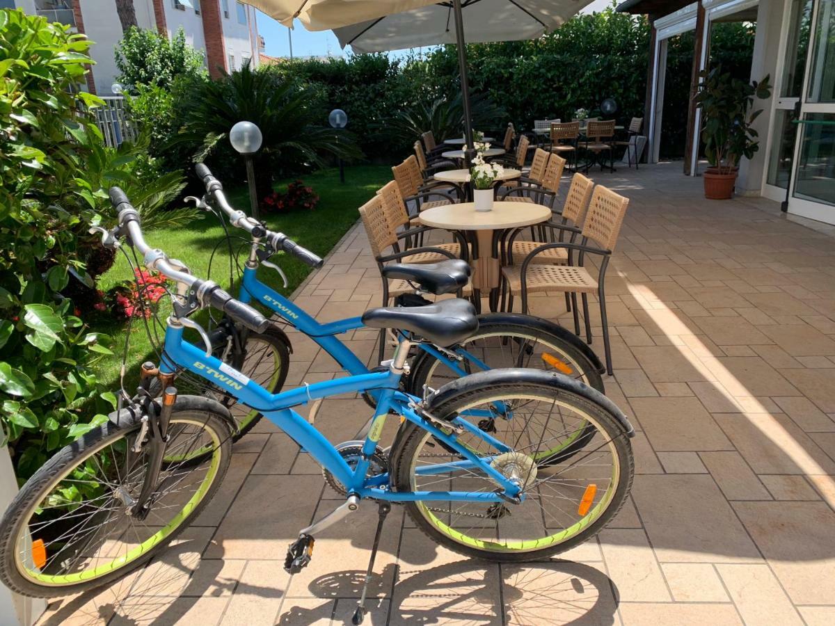 Hotel Mare Azzurro Terracina Bagian luar foto